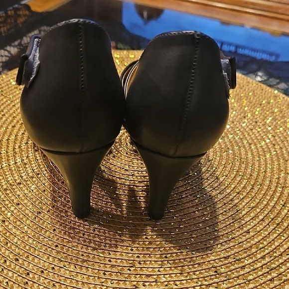 Journee Collection Black Heels - Picture 6 of 7